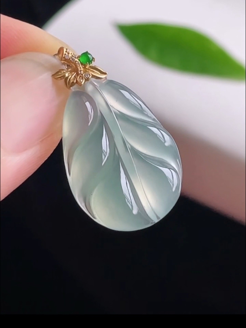 18k Gold Bail.High Ice Leaf-Carved Translucent Pendant Necklace Certified Tpye A
